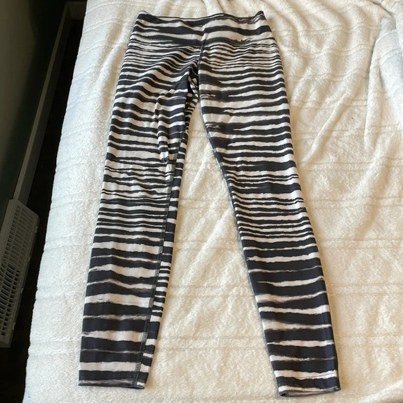 💰Nike Dri-Fit Zebra print leggings size small with pocket - Picture 2 of 7